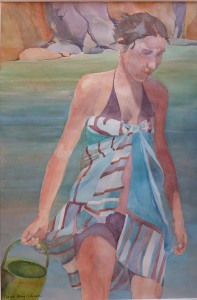 une femme au bord de l'eau avec un seau